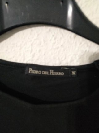 Camiseta Pedro del Hierro negra con pedrería