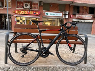 Bicicleta de ruta negra y roja