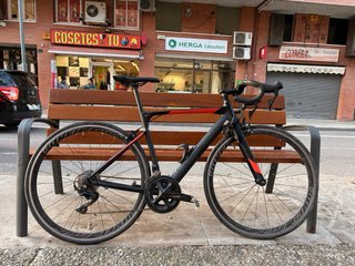 Bicicleta de ruta negra y roja