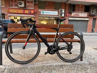 Bicicleta de ruta negra y roja