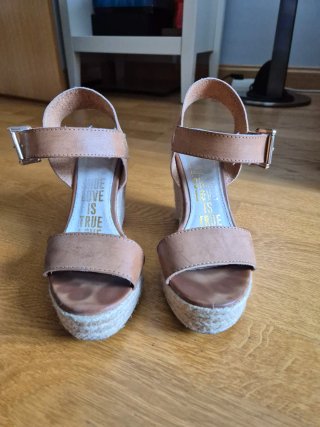 Sandalias cuña Xti marrones talla 37