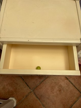 Mesita de noche blanca con flores