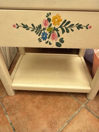 Mesita de noche blanca con flores