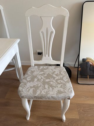 Mesa de comedor y 4 sillas blancas
