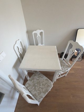 Mesa de comedor y 4 sillas blancas