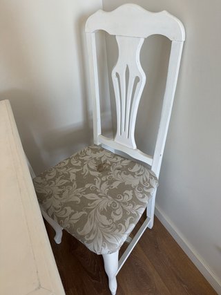 Mesa de comedor y 4 sillas blancas