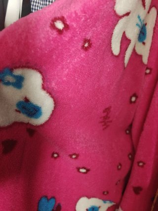 Bata rosa con estampado de ositos.
