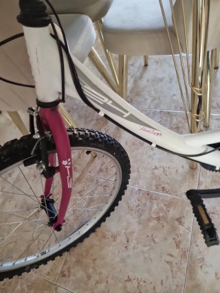 Bicicleta blanca y rosa buen estado