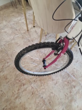 Bicicleta blanca y rosa buen estado
