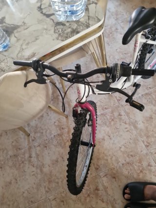Bicicleta blanca y rosa buen estado