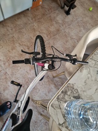 Bicicleta blanca y rosa buen estado