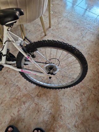 Bicicleta blanca y rosa buen estado
