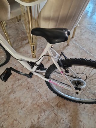 Bicicleta blanca y rosa buen estado