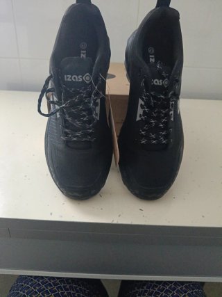 Zapatillas trail IZAS negras