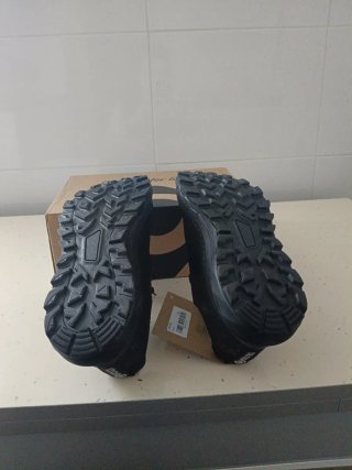 Zapatillas trail IZAS negras
