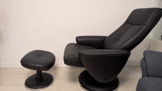 Sillón reclinable de piel negro con reposapiés