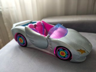 Coche de juguete plateado con detalles arcoíris