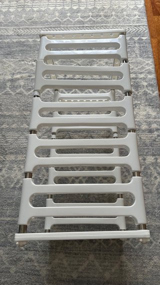 Nuovo scaffale bianco con regolazione