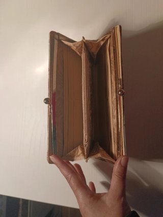 Cartera con diseño artístico