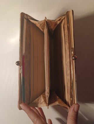 Cartera con diseño artístico