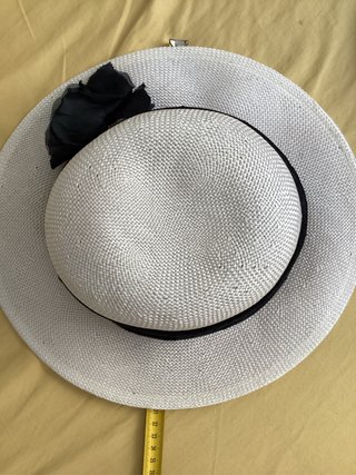 Sombrero de dama blanco con lazo negro