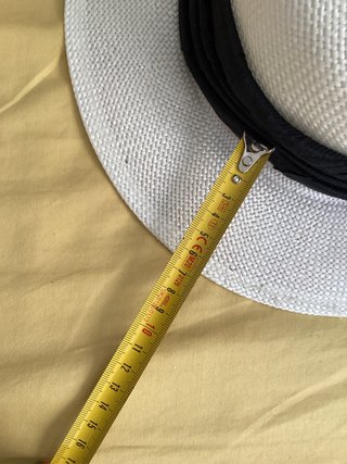 Sombrero de dama blanco con lazo negro