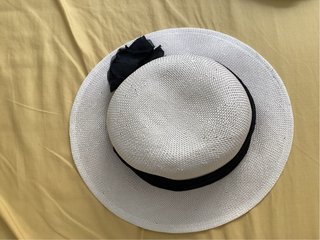 Sombrero de dama blanco con lazo negro
