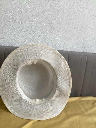 Sombrero de dama blanco con lazo negro