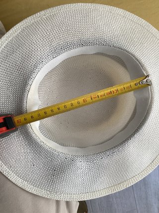 Sombrero de dama blanco con lazo negro