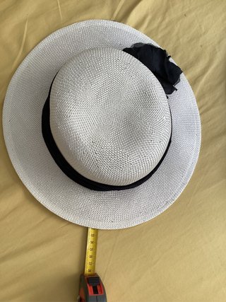 Sombrero de dama blanco con lazo negro