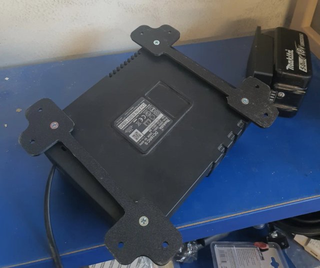 Soporte cargador Makita + 2 soportes baterias