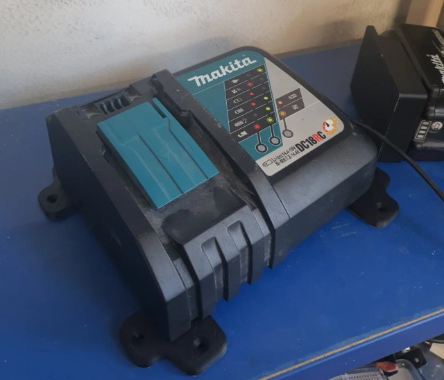 Soporte cargador Makita + 2 soportes baterias