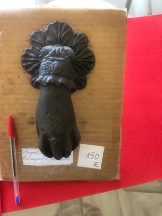 Antiguo picaporte hierro digno portòn Palacete.