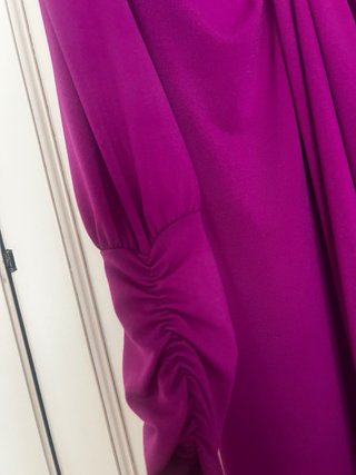 Vestido de fiesta morado con detalles dorados