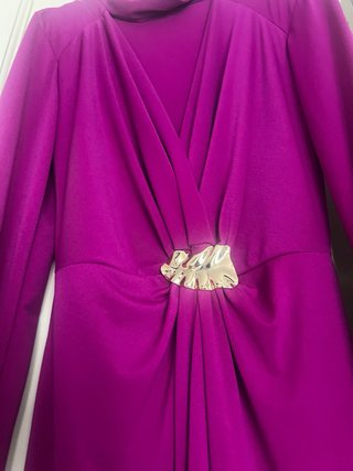 Vestido de fiesta morado con detalles dorados