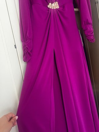Vestido de fiesta morado con detalles dorados