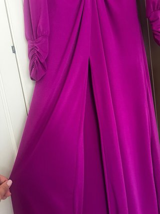 Vestido de fiesta morado con detalles dorados