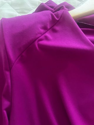 Vestido de fiesta morado con detalles dorados