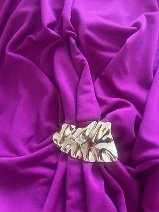 Vestido de fiesta morado con detalles dorados