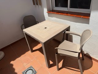 Mesa, sillas y sombrilla de jardín