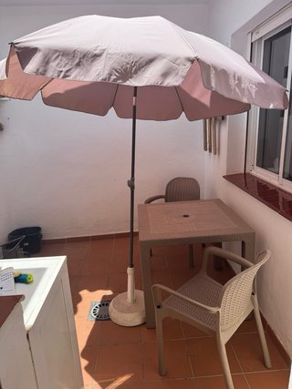 Mesa, sillas y sombrilla de jardín