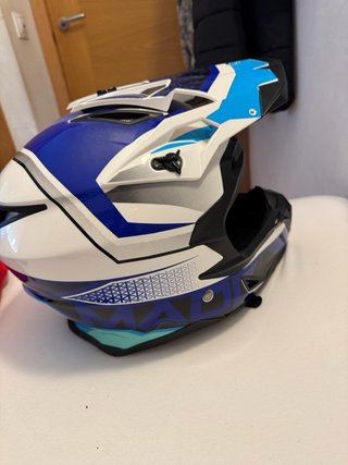 Casco de moto azul y blanco