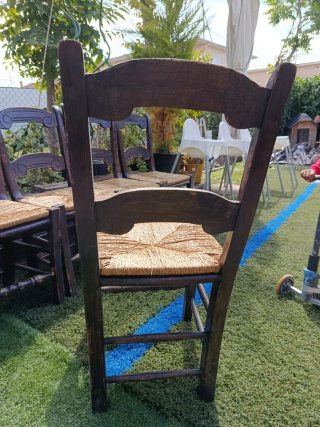 Juego de 5 sillas de mimbre y madera