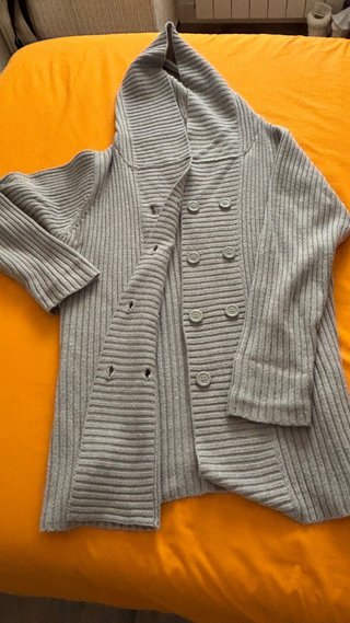 Chaqueta de punto con capucha gris