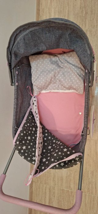Carro de muñecas gris con estrellas