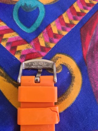 Correa de reloj naranja con hebilla