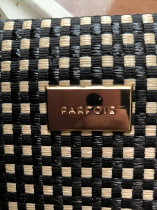 Elegante Cartera Negra y Blanca