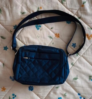 Bolso bandolera azul acolchado