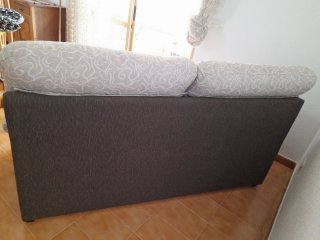 Sofá de tela beige y marrón