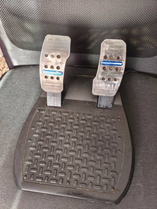 VOLANTE THRUSTMASTER T300 RS + PEDALES